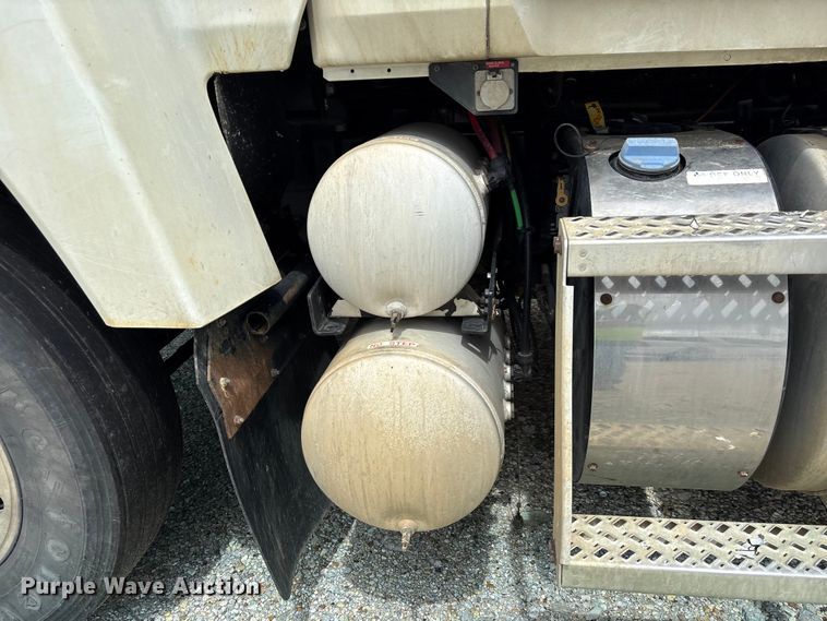 image for item YA2989 2021 Mack Pinnacle semi truck