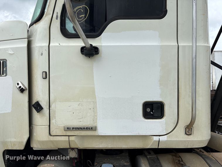 image for item YA2989 2021 Mack Pinnacle semi truck