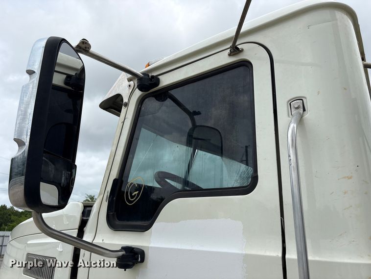 image for item YA2989 2021 Mack Pinnacle semi truck