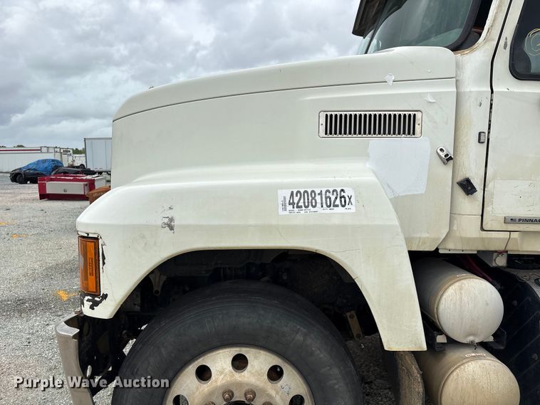 image for item YA2989 2021 Mack Pinnacle semi truck