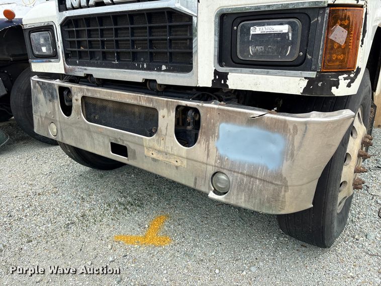 image for item YA2989 2021 Mack Pinnacle semi truck