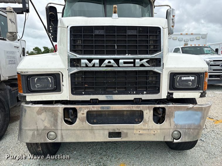 image for item YA2989 2021 Mack Pinnacle semi truck