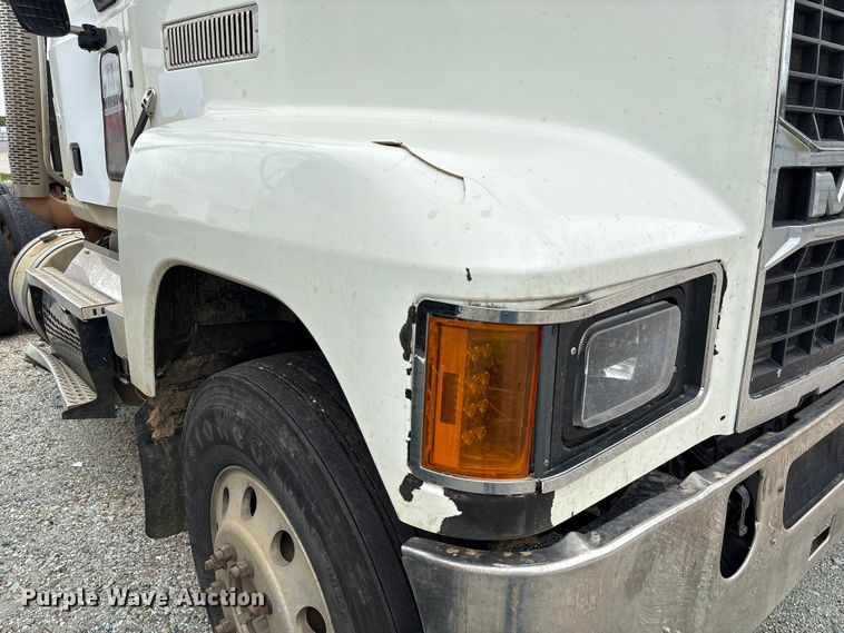 image for item YA2989 2021 Mack Pinnacle semi truck