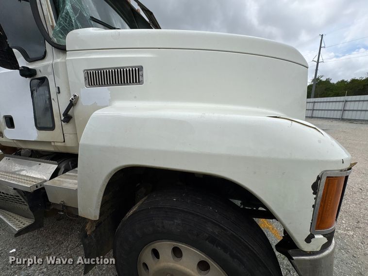 image for item YA2989 2021 Mack Pinnacle semi truck