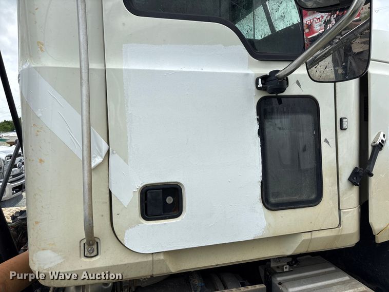 image for item YA2989 2021 Mack Pinnacle semi truck