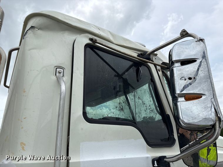 image for item YA2989 2021 Mack Pinnacle semi truck
