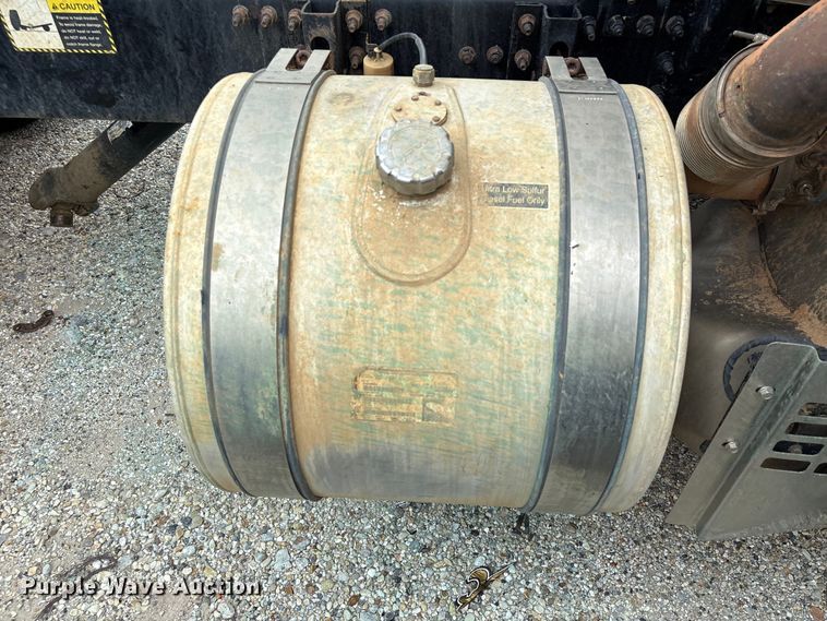 image for item YA2989 2021 Mack Pinnacle semi truck