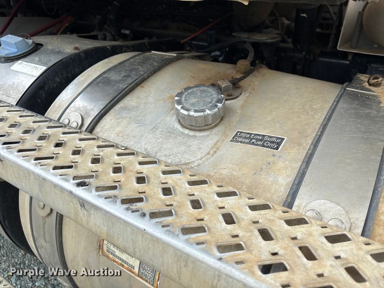 image for item YA2989 2021 Mack Pinnacle semi truck