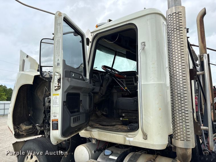 image for item YA2989 2021 Mack Pinnacle semi truck