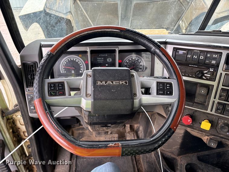 image for item YA2989 2021 Mack Pinnacle semi truck