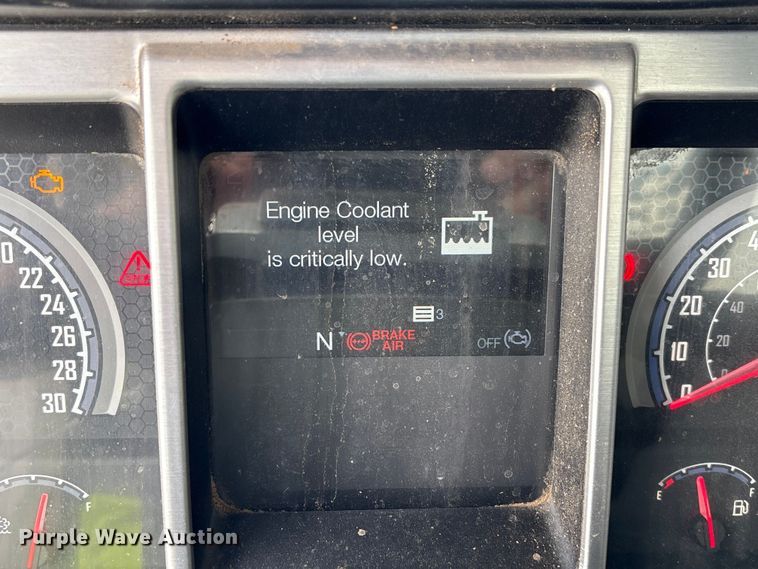 image for item YA2989 2021 Mack Pinnacle semi truck