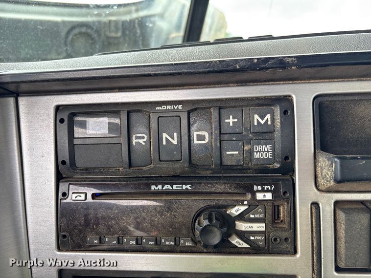 image for item YA2989 2021 Mack Pinnacle semi truck