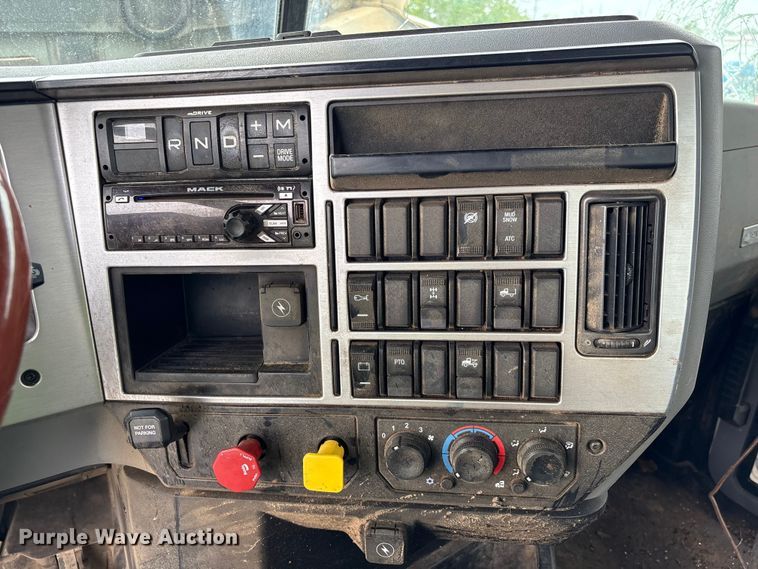 image for item YA2989 2021 Mack Pinnacle semi truck