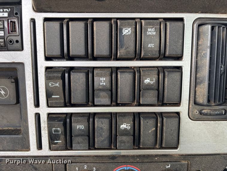 image for item YA2989 2021 Mack Pinnacle semi truck