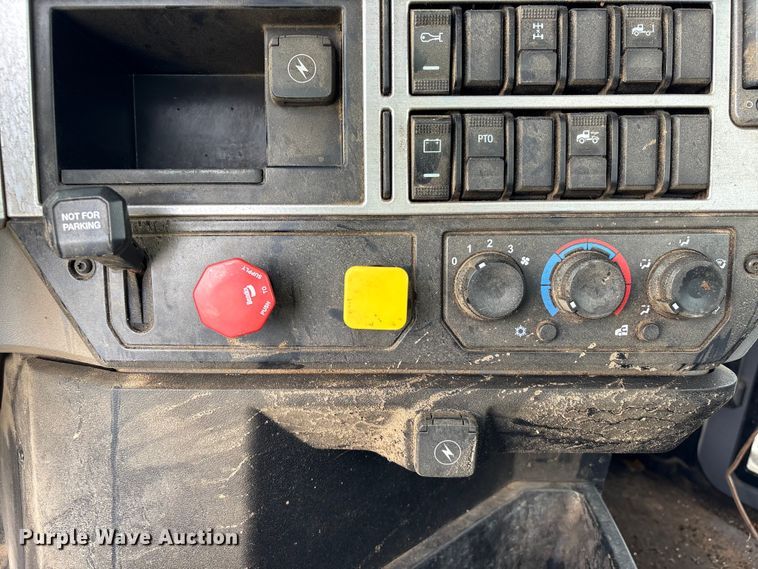 image for item YA2989 2021 Mack Pinnacle semi truck