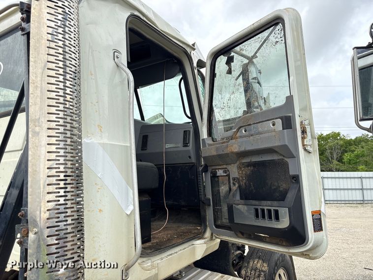 image for item YA2989 2021 Mack Pinnacle semi truck