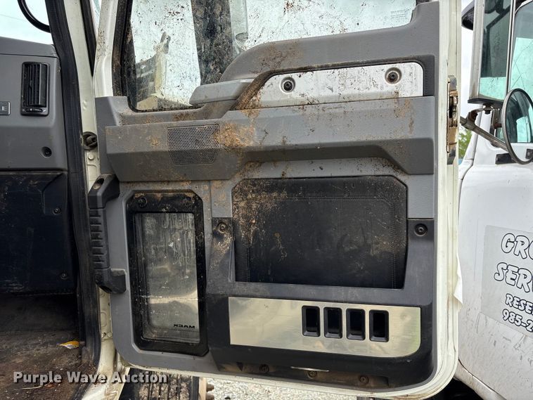 image for item YA2989 2021 Mack Pinnacle semi truck