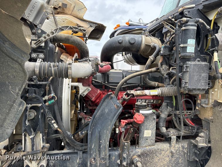 image for item YA2989 2021 Mack Pinnacle semi truck