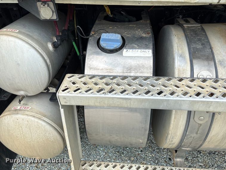 image for item YA2989 2021 Mack Pinnacle semi truck