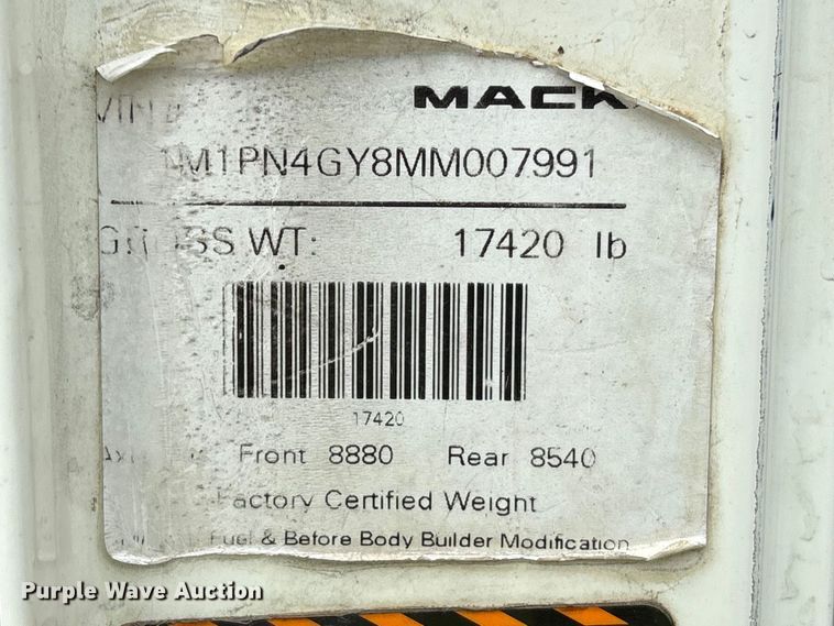 image for item YA2989 2021 Mack Pinnacle semi truck