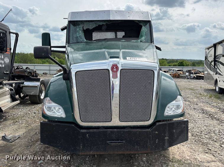 image for item YA3139 2019 Kenworth T680 semi truck