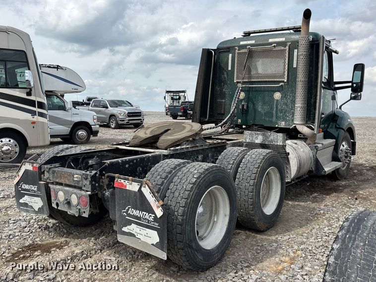 image for item YA3139 2019 Kenworth T680 semi truck