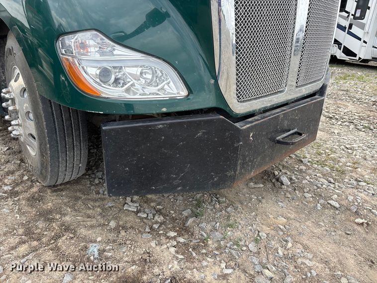 image for item YA3139 2019 Kenworth T680 semi truck
