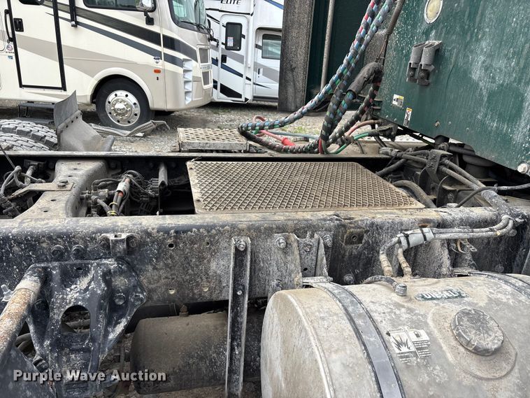 image for item YA3139 2019 Kenworth T680 semi truck