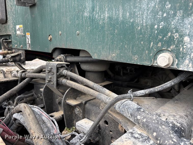 image for item YA3139 2019 Kenworth T680 semi truck