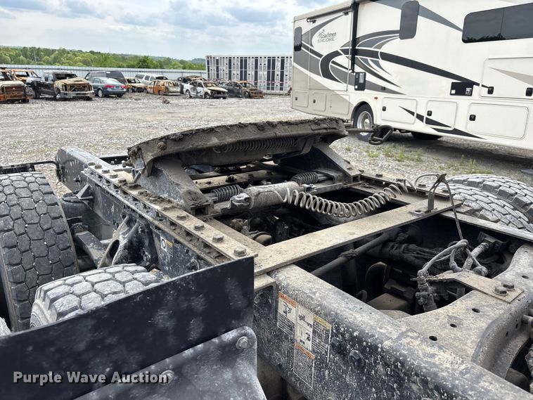 image for item YA3139 2019 Kenworth T680 semi truck