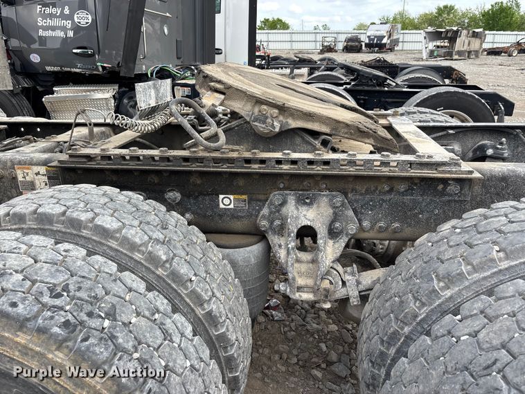 image for item YA3139 2019 Kenworth T680 semi truck