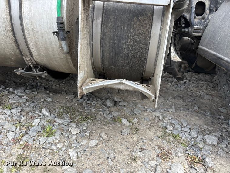 image for item YA3139 2019 Kenworth T680 semi truck