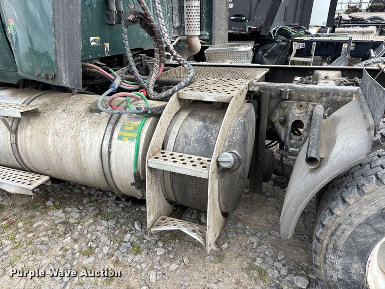 image for item YA3139 2019 Kenworth T680 semi truck
