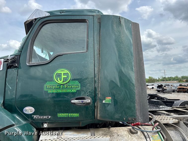 image for item YA3139 2019 Kenworth T680 semi truck