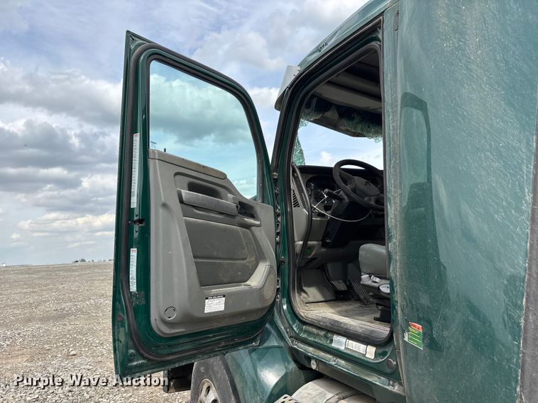 image for item YA3139 2019 Kenworth T680 semi truck