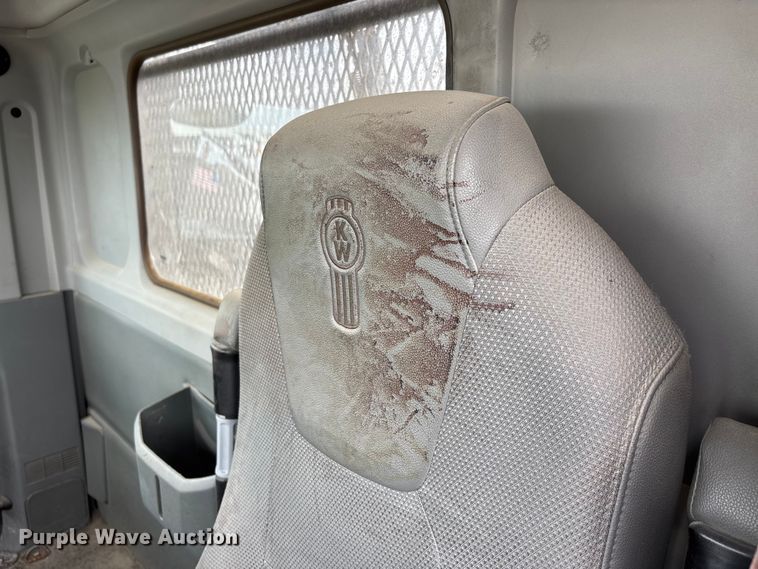 image for item YA3139 2019 Kenworth T680 semi truck