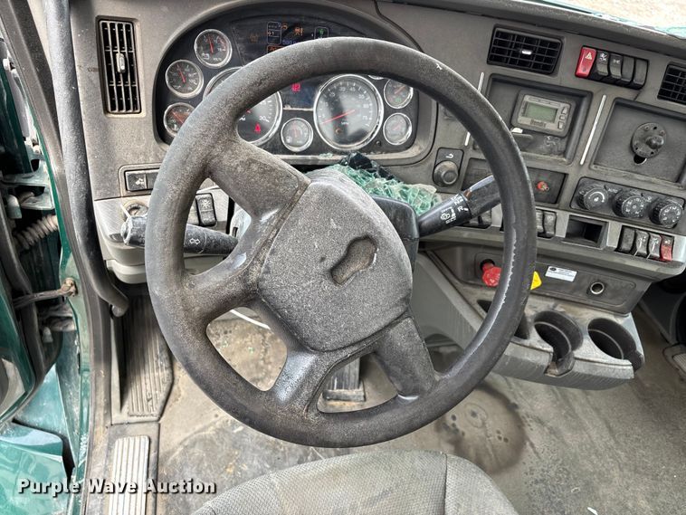 image for item YA3139 2019 Kenworth T680 semi truck