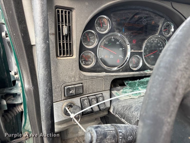 image for item YA3139 2019 Kenworth T680 semi truck