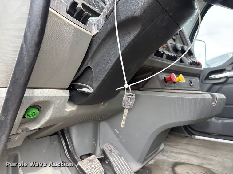 image for item YA3139 2019 Kenworth T680 semi truck