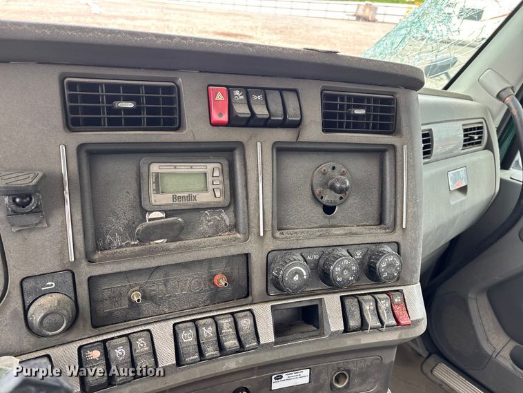image for item YA3139 2019 Kenworth T680 semi truck
