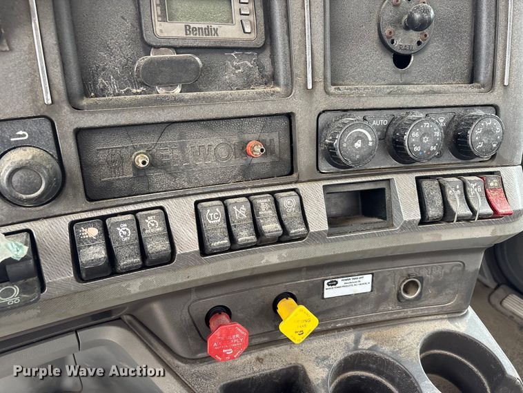 image for item YA3139 2019 Kenworth T680 semi truck