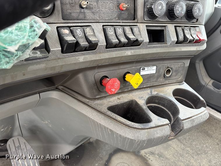 image for item YA3139 2019 Kenworth T680 semi truck