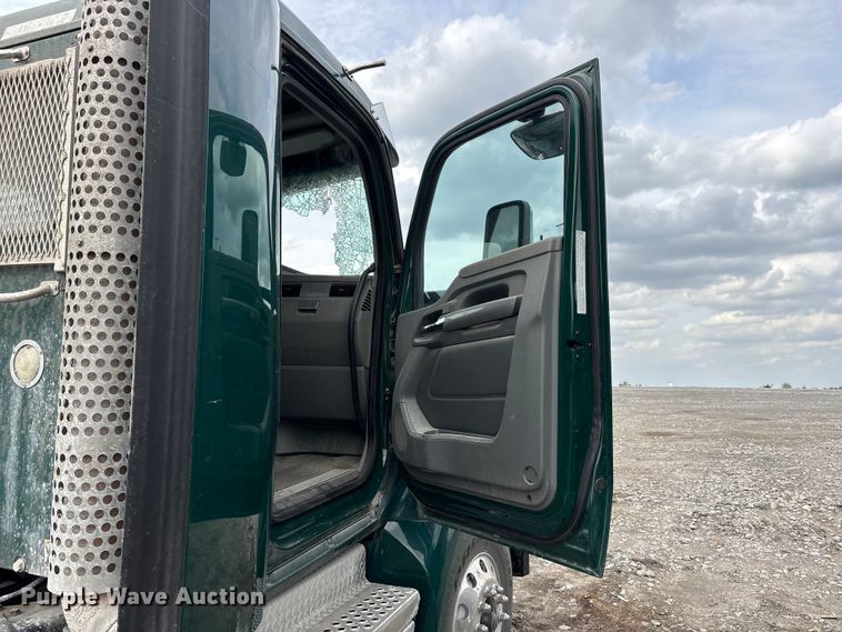 image for item YA3139 2019 Kenworth T680 semi truck
