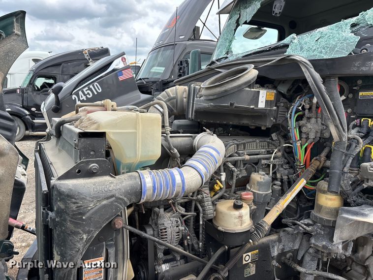 image for item YA3139 2019 Kenworth T680 semi truck