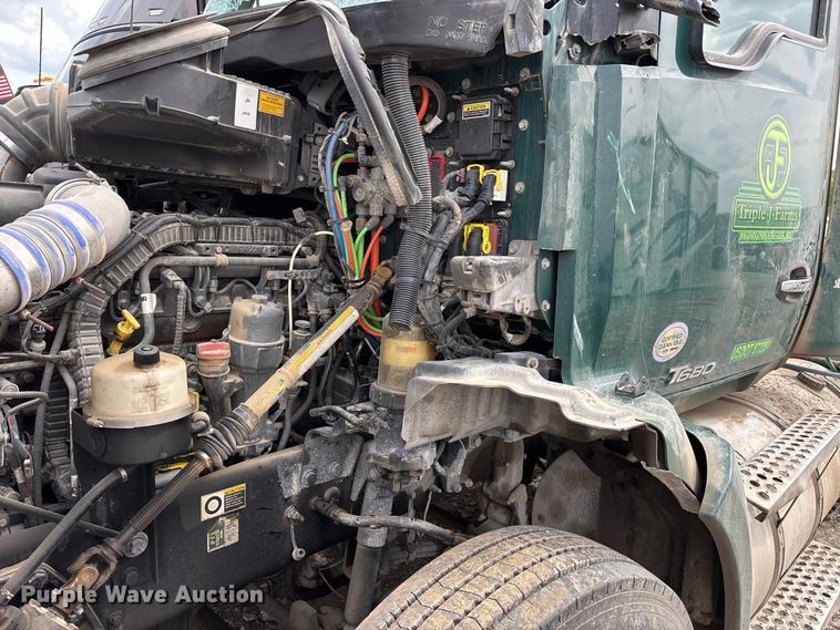 image for item YA3139 2019 Kenworth T680 semi truck