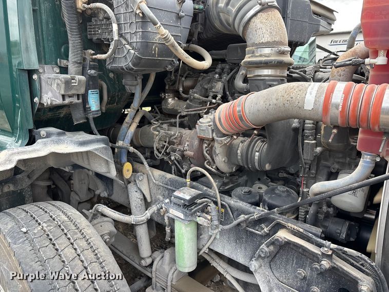 image for item YA3139 2019 Kenworth T680 semi truck