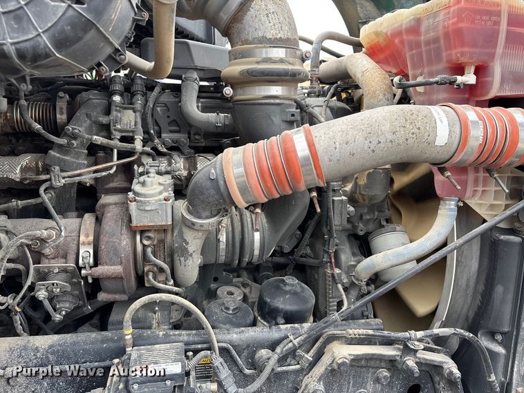 image for item YA3139 2019 Kenworth T680 semi truck