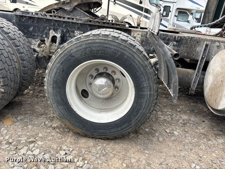 image for item YA3139 2019 Kenworth T680 semi truck