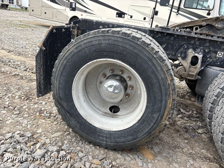 image for item YA3139 2019 Kenworth T680 semi truck