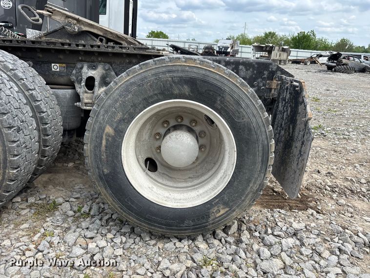image for item YA3139 2019 Kenworth T680 semi truck